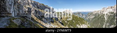 Vestiges d'un tunnel militaire sur le mont Piano dans les Alpes Dolomites, construit pendant la première Guerre mondiale, Tirol du Sud Banque D'Images