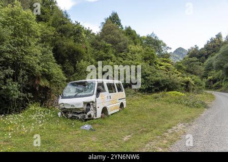 Voiture détruite après un accident sur la route dans le parc national te Urewera, Nouvelle-Zélande, Océanie Banque D'Images