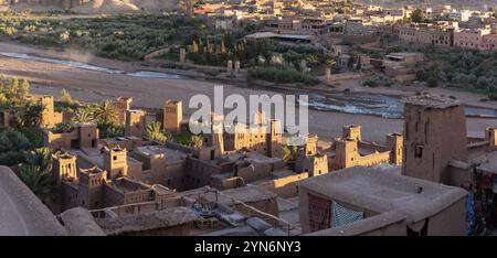 Coucher de soleil sur la belle ville historique d'ait Ben Haddou au Maroc, célèbre ville berbère avec de nombreux kasbahs construits en argile, patrimoine mondial de l'UNESCO Banque D'Images