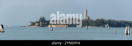 Vue du Lido à l'île abandonnée de Poveglia, un ancien hôpital psychiatrique de Venise, Italie, Europe Banque D'Images