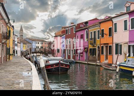 Maisons colorées au Rio Pontinello sur l'île de Burano, Venise, Italie, Europe Banque D'Images