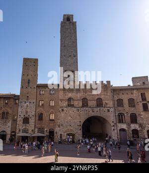 SAN GIMIGNANO, ITALIE, 20 SEPTEMBRE 2023, place principale Piazza del Duomo à San Gimignano avec ses célèbres tours de palais, la tour Rognosa et le Théâtre dei L. Banque D'Images