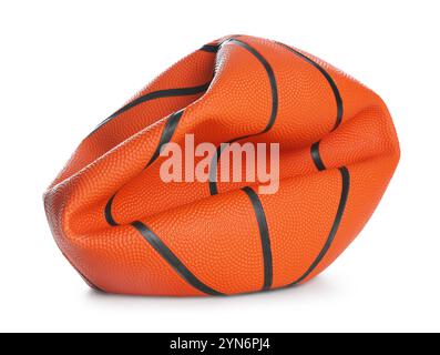 Un ballon de basket-ball dégonflé isolé sur blanc Banque D'Images