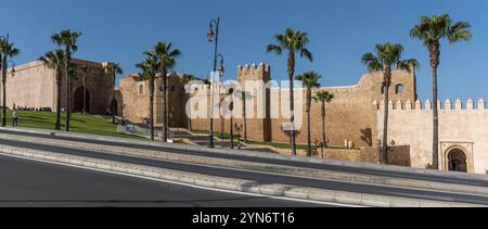 Ancien mur de la célèbre Kasbah des Oudayas dans le centre de Rabat, Maroc, Afrique Banque D'Images