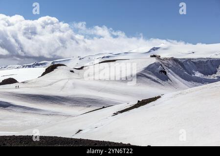 Soleil et beaux nuages sur le paysage enneigé au sentier de randonnée de Fimmvorduhals, Islande, hauts plateaux d'Islande, Europe Banque D'Images