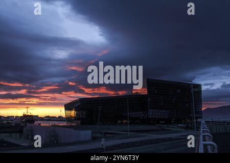 Reykjavik, Islande, 27 juin 2019, magnifique coucher de soleil sur la baie de Reykjavik et le port, Islande, Europe Banque D'Images