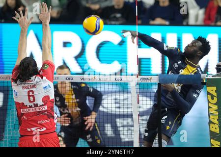 Spike de Noumory Keita de Rana Verona lors du match entre Rana Verona et Gas Sales Bluenergy Piacenza, saison régulière du Championnat d'Italie de volleyball SuperLega 2024/2025, au Pala AGSM-AIM à Vérone, Italie le 24 novembre 2024. Banque D'Images