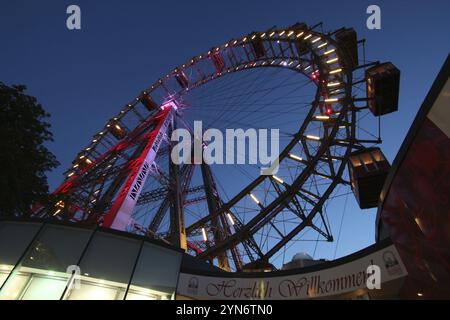 Rouler avec la célèbre grande roue viennoise dans la soirée, Autriche, Europe Banque D'Images