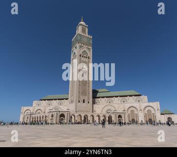 Extérieur de la célèbre Mosquée Hassan II sur la côte de Casablanca, Maroc, Afrique Banque D'Images