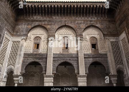 Fès, Maroc, 04 avril 2023, façade riche décorée dans la cour de la Medersa Attarine à Fès, Maroc, Afrique Banque D'Images