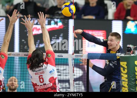 Spike de Rok Mozic de Rana Verona lors du match entre Rana Verona et Gas Sales Bluenergy Piacenza, saison régulière du Championnat d'Italie de volleyball SuperLega 2024/2025, au Pala AGSM-AIM à Vérone, Italie, le 24 novembre 2024. Banque D'Images