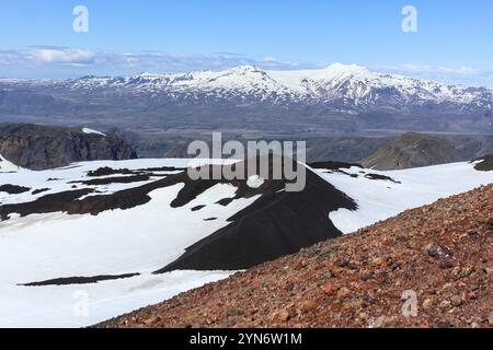 Soleil sur un paysage enneigé sur le sentier de randonnée de Fimmvorduhal, sur les hauts plateaux de l'Islande Banque D'Images