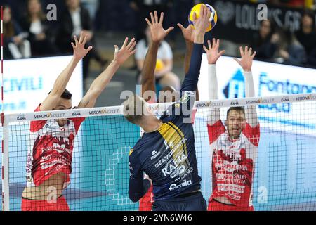 Attaque de Donovan Dzavoronok de Rana Verona lors du match entre Rana Verona et Gas Sales Bluenergy Piacenza, saison régulière du Championnat d'Italie de volleyball SuperLega 2024/2025, au Pala AGSM-AIM à Vérone, Italie le 24 novembre 2024. Banque D'Images