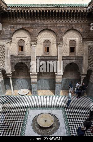 Fès, Maroc, 04 avril 2023, façade riche décorée dans la cour de la Medersa Attarine à Fès, Maroc, Afrique Banque D'Images