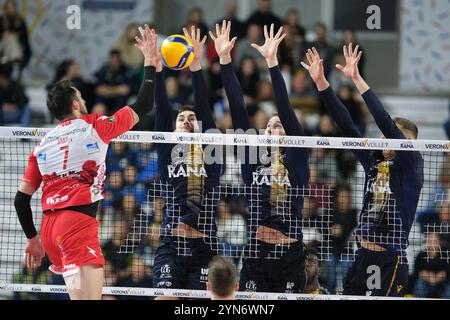 Bloc de Konstantin Abaev de Rana Verona lors du match entre Rana Verona et Gas Sales Bluenergy Piacenza, saison régulière du Championnat d'Italie de volleyball SuperLega 2024/2025, au Pala AGSM-AIM à Vérone, Italie le 24 novembre 2024. Banque D'Images