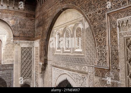 Fès, Maroc, 04 avril 2023, façade riche décorée dans la cour de la Medersa Attarine à Fès, Maroc, Afrique Banque D'Images