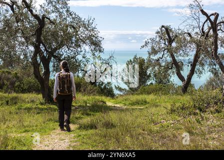 Randonnée pédestre du célèbre sentier de la nature Mergoli Vignanotica, péninsule de Gargano dans le sud de l'Italie Banque D'Images