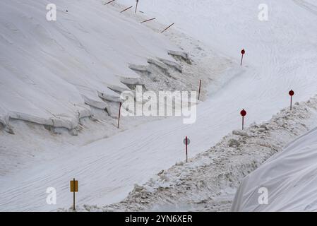 Une grande bâche de neige protégeant la glace du glacier Hintertux dans les Alpes, une piste de ski mène entre les deux, Autriche, Europe Banque D'Images