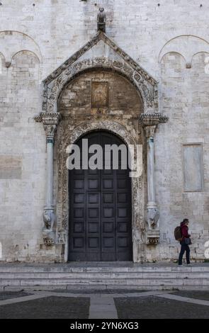 Façade de la basilique emblématique San Nicola dans le centre-ville de Bari, Italie, Europe Banque D'Images