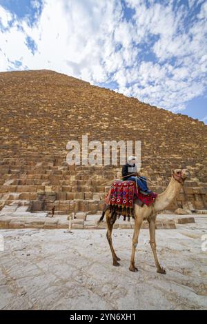 Cavalier égyptien sur un dromadaire devant la pyramide de Khéops, Egypte, gros plan de la pyramide, Afrique Banque D'Images