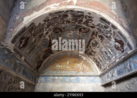 POMPÉI, ITALIE, 04 MAI 2022, beau stuc coloré dans une niche de chambre d'une villa pompéienne, Italie du Sud Banque D'Images