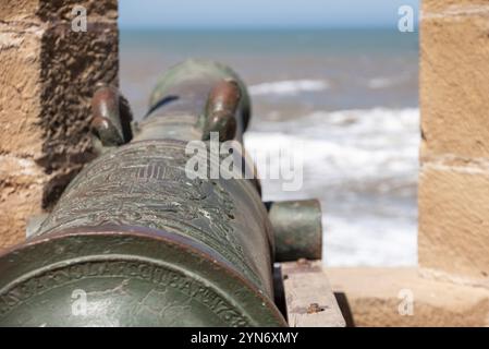 Le bastion d'Essaouira avec ses canons médiévaux en bronze, Maroc, Afrique Banque D'Images