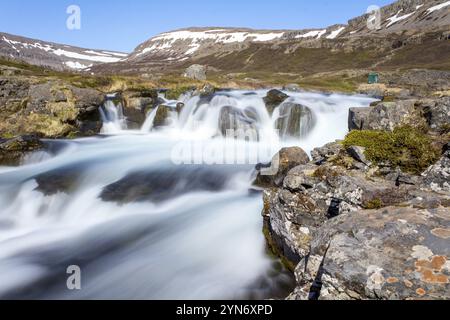 Magnifique ruisseau de cascade Dynjandi dans les fjords de Westfjords, Islande, Europe Banque D'Images