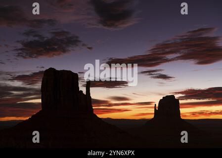 Magnifique lever de soleil sur la Monument Valley, Arizona, USA, Amérique du Nord Banque D'Images