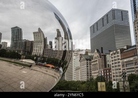 CHICAGO, USA, 29 AOÛT 2019 : emblématique Millennium Egg et l'horizon de Chicago, USA, Amérique du Nord Banque D'Images