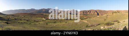 Panorama d'habitations dans la région de Tizourgane, montagnes de l'anti-Atlas en arrière-plan, Maroc, Afrique Banque D'Images