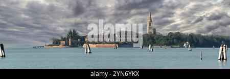 Vue du Lido à l'île abandonnée de Poveglia, un ancien hôpital psychiatrique de Venise, Italie, Europe Banque D'Images