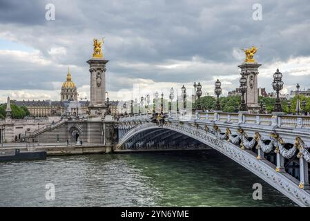 Pont Alexandre III avec vue sur le Musée militaire, Paris France Banque D'Images