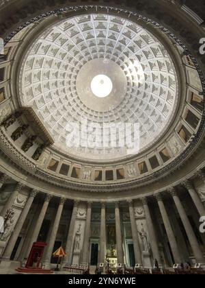 POMPÉI, ITALIE, 10 AVRIL 2022, immense basilique classique San Francesco di Paula dans le centre-ville de Naples, Italie du Sud Banque D'Images