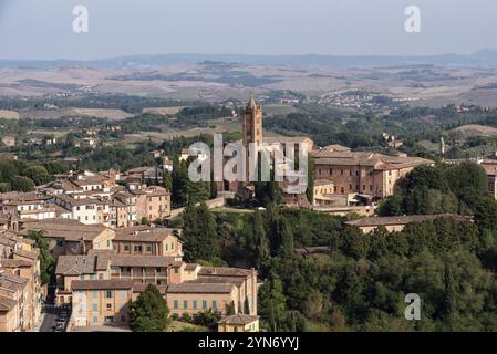 Vue aérienne de la Basilique San Francesco à Sienne, vue du point de vue panoramique Facciatone, Italie, Europe Banque D'Images