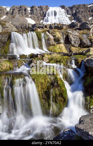 Magnifique ruisseau de cascade Dynjandi dans les fjords de Westfjords, Islande, Europe Banque D'Images