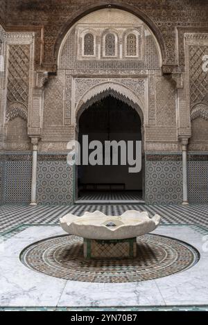 Fès, Maroc, 04 avril 2023, façade riche décorée dans la cour de la Medersa Attarine à Fès, Maroc, Afrique Banque D'Images