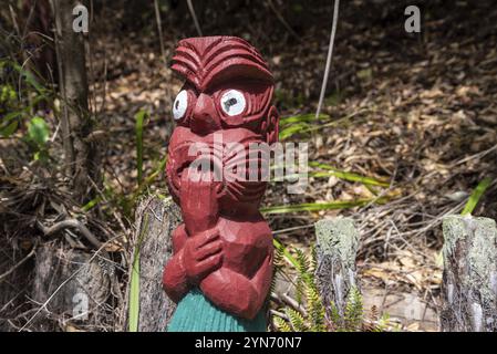 Belles sculptures maories traditionnelles dans le village de Whakarewarewa, île du Nord de la Nouvelle-Zélande Banque D'Images