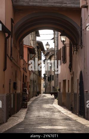 Rues vides dans le petit village de Montaione en Toscane, Italie, Europe Banque D'Images