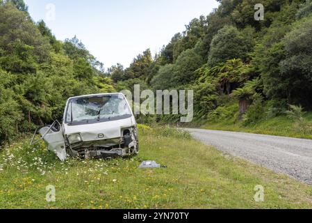 Voiture détruite après un accident sur la route dans le parc national te Urewera, Nouvelle-Zélande, Océanie Banque D'Images