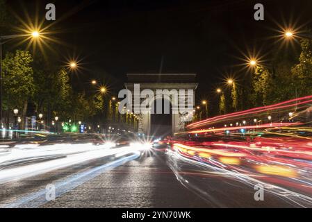 Trafic nocturne sur les champs-Elysées, Arc de Triomphe en arrière-plan, Paris, France, Europe Banque D'Images