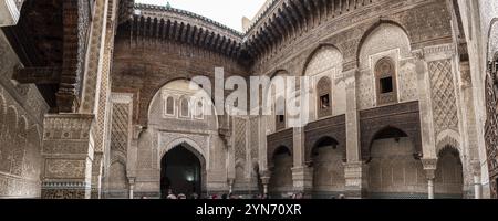 Fès, Maroc, 04 avril 2023, façade riche décorée dans la cour de la Medersa Attarine à Fès, Maroc, Afrique Banque D'Images