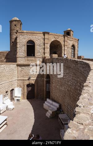 Le bastion d'Essaouira avec ses canons médiévaux en bronze, Maroc, Afrique Banque D'Images