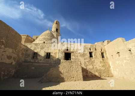 Ancien village abandonné el-Qasr dans l'oasis de Dakhla, Egypte, Afrique Banque D'Images