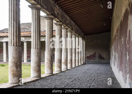 Oplontis, ITALIE, 03 MAI 2022, jardin et colonnade de l'ancienne villa romaine Oplontis près de Pompéi, Italie, Europe Banque D'Images