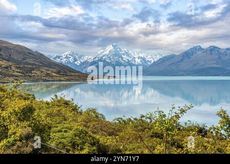 Reflet pittoresque du mont Sefton et du mont Cook au lac Pukaki, île du Sud de la Nouvelle-Zélande Banque D'Images