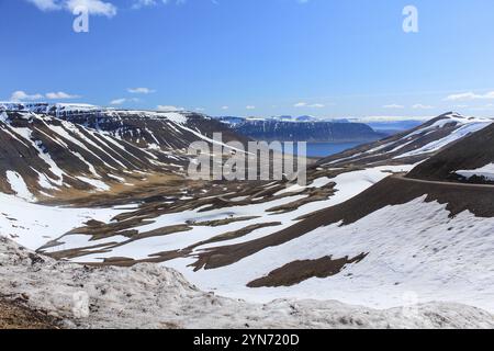 Paysage montagneux enneigé dans les Westfjords, Islande, Europe Banque D'Images