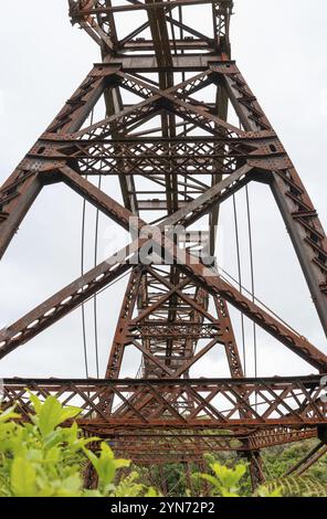 Ancien pont en fer inutilisé à l'Old Coach Road, Île du Nord de la Nouvelle-Zélande Banque D'Images