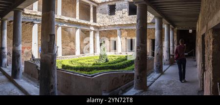 POMPÉI, ITALIE, 04 MAI 2022, Yard dans une villa romaine typique de l'ancienne Pompéi, Italie du Sud Banque D'Images