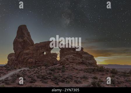 Coucher de soleil sur Turret Arch dans le parc national des Arches, États-Unis, Amérique du Nord Banque D'Images