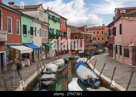 Maisons colorées au Rio Pontinello sur l'île de Burano, Venise, Italie, Europe Banque D'Images